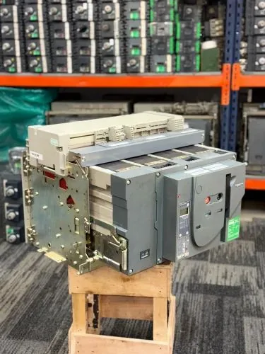 Schneider Air Circuit Breaker Acb 1000A 4 Pole Drawout Breaker — 